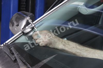 Ремонт скола на лобовом стекле Toyota Hilux Surf III
